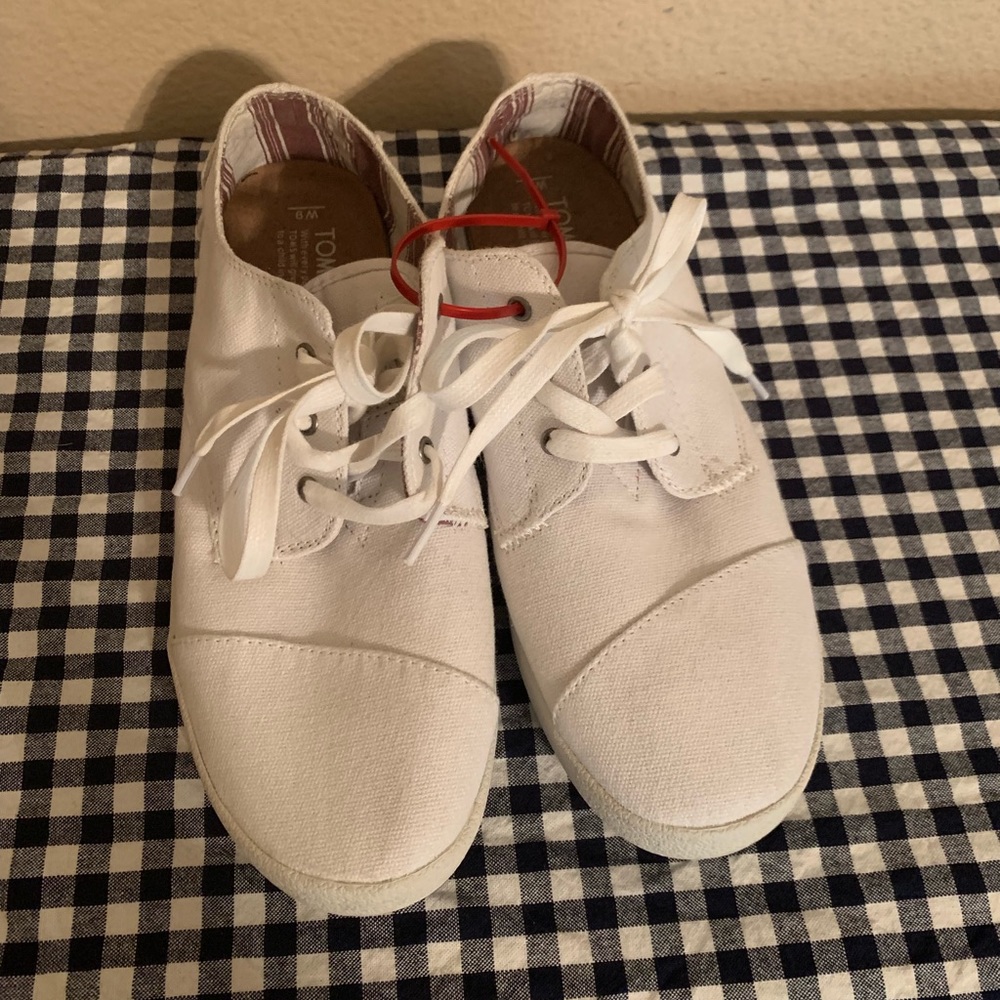 NWOT Toms Sneakers
